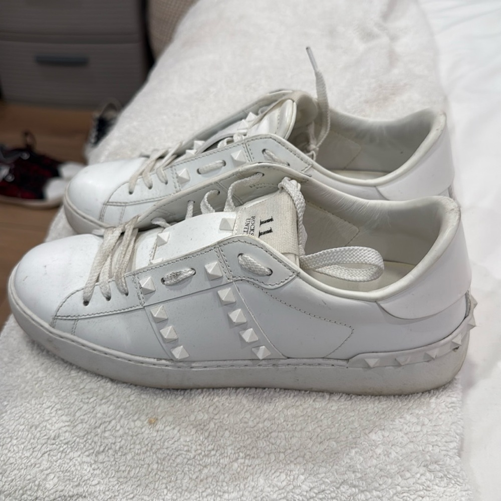 VALENTINO ROCK STUD SNEAKER WHITE ON WHITE